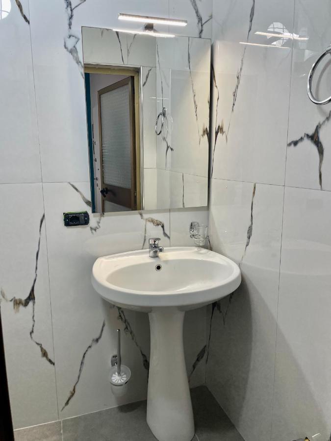 Central Room Private Entry And Bathroom Tirana Bagian luar foto