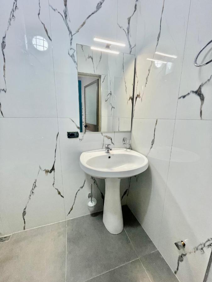 Central Room Private Entry And Bathroom Tirana Bagian luar foto