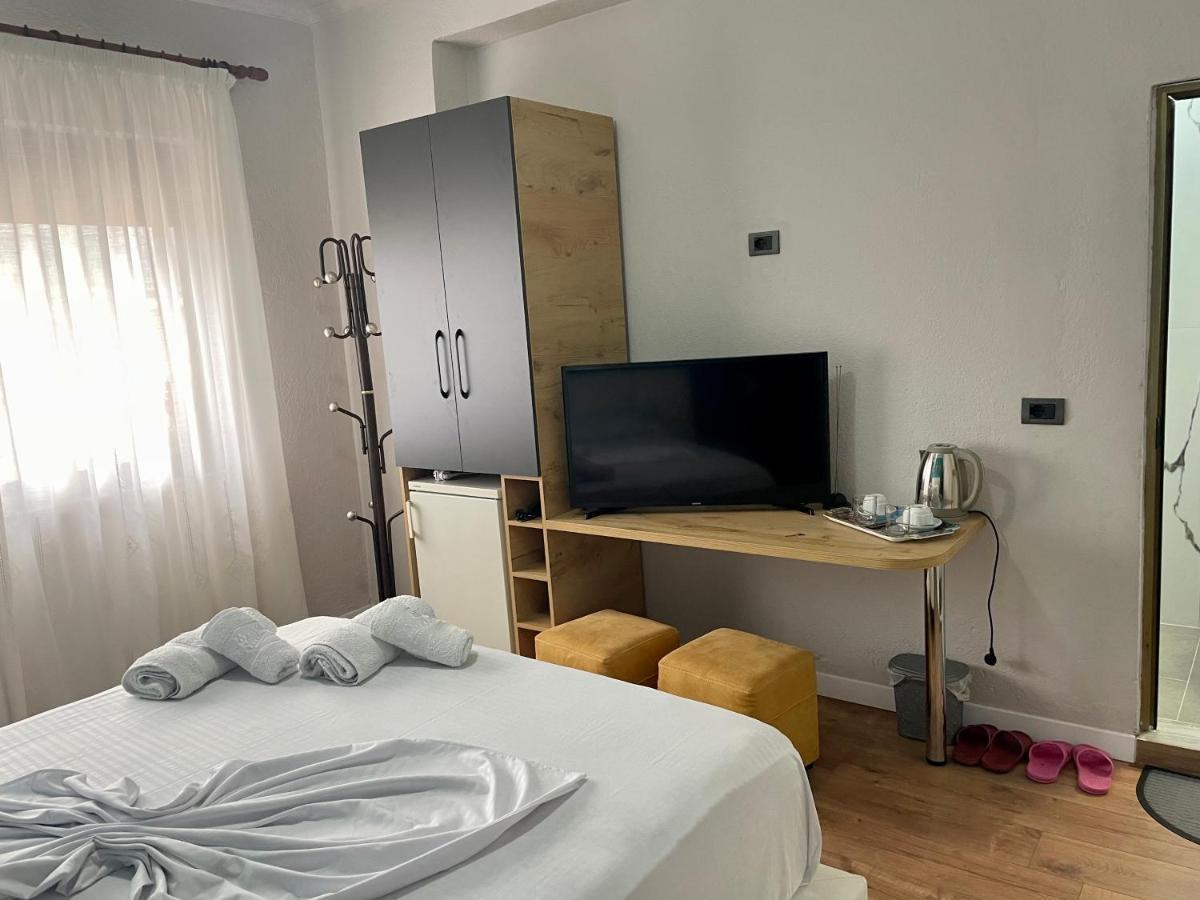 Central Room Private Entry And Bathroom Tirana Bagian luar foto