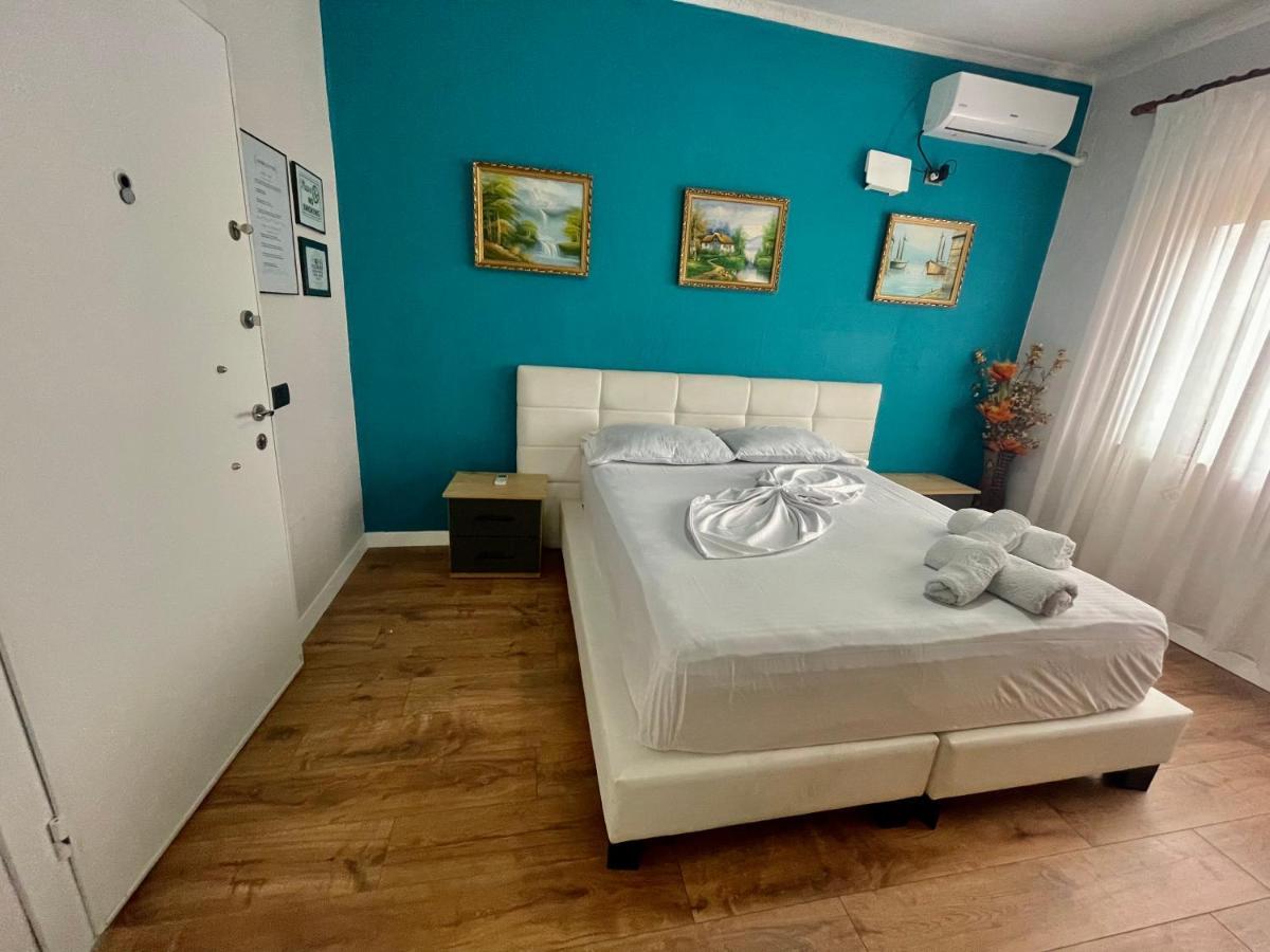 Central Room Private Entry And Bathroom Tirana Bagian luar foto
