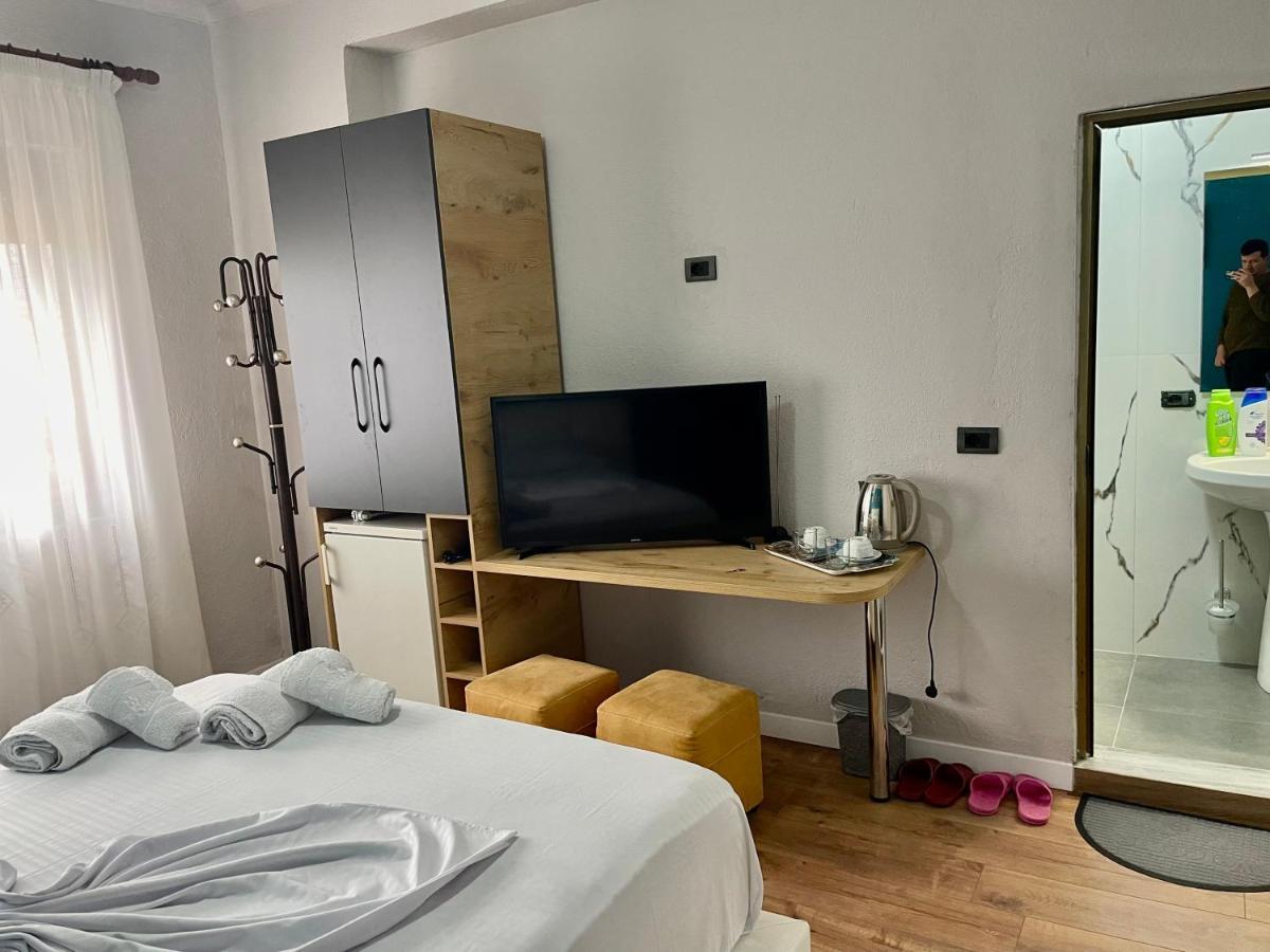 Central Room Private Entry And Bathroom Tirana Bagian luar foto